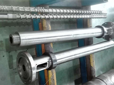 Screws and barrels extruders